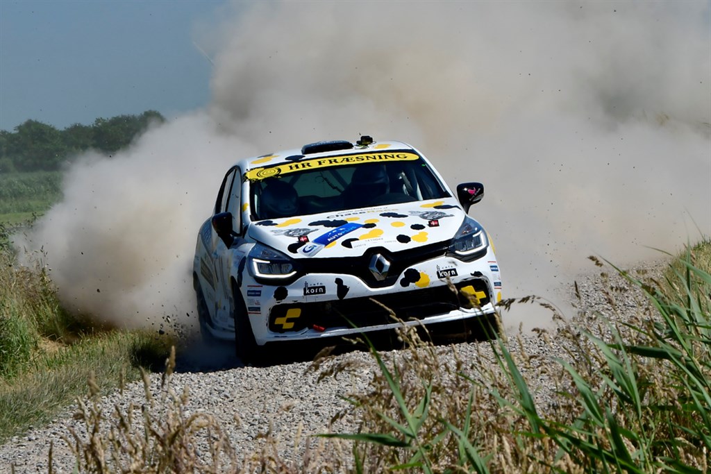 Vallentin og Egholm for fuld pedal på den lange grusprøve på Darum Enge, hvor de kørte tider som bidrog til dagens gode slutresultat for Renault-holdet
(Foto: MD/specialpress@gmail.com)